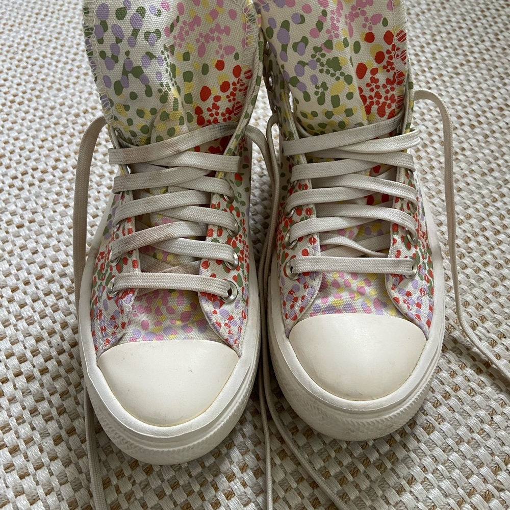 BARELY WORN HIGH TOP CONVERSE